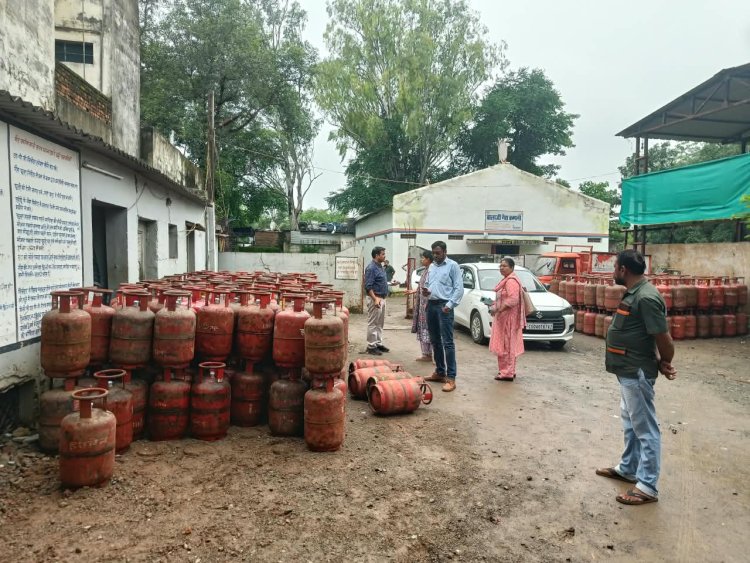 *बालाजी गैस एजेंसी में छापेमार कार्रवाई : 412 भरे सिलेंडर कम मिले,मौके पर मिले 939 सिलेंडर जब्त, उपभोक्ताओं के भी दर्ज किए बयान*