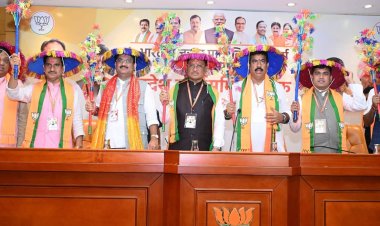 किसान मोर्चा की बैठक संपन्न : किसानों को अधिक सुविधा उपलब्ध कराने प्रदेश में 354 नए धान खरीदी केंद्र खोले जाएंगे, भाजपा किसान मोर्चा की प्रदेश कार्यसमिति की बैठक में किसानों के हित व संगठन विस्तार पर हुआ मंथन*
