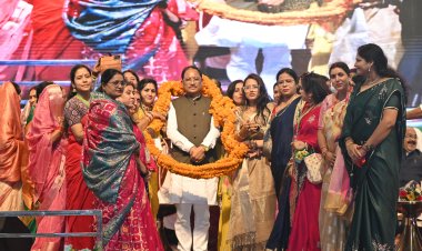 *बहतराई स्टेडियम में आयोजित भव्य तीज मिलन समारोह में शामिल हुए मुख्यमंत्री विष्णु देव साय, छत्तीसगढ़ी संस्कृति और नारी शक्ति का दिखा भव्य संगम, बेलतरा महोत्सव के लिए 30 लाख देने की घोषणा* 