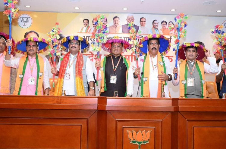 किसान मोर्चा की बैठक संपन्न : किसानों को अधिक सुविधा उपलब्ध कराने प्रदेश में 354 नए धान खरीदी केंद्र खोले जाएंगे, भाजपा किसान मोर्चा की प्रदेश कार्यसमिति की बैठक में किसानों के हित व संगठन विस्तार पर हुआ मंथन*