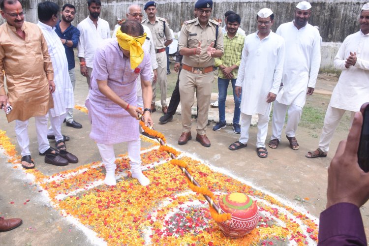 *केंद्रीय जेल में कृष्ण जन्माष्टमी पर गूंजे भजन, बंदियों ने उत्साह से फोड़ी मटकी,विधायक अमर अग्रवाल ने बंदियों को दिया श्रीकृष्ण के आदर्शों पर चलने का संदेश*