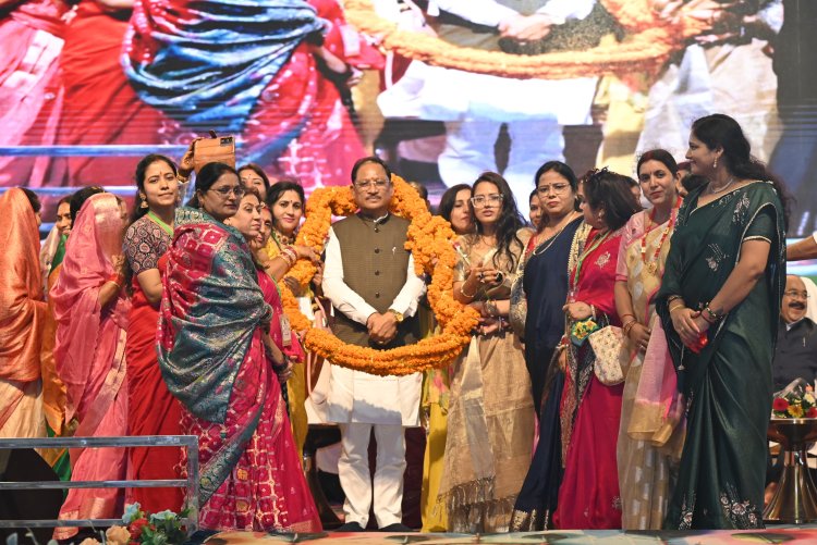 *बहतराई स्टेडियम में आयोजित भव्य तीज मिलन समारोह में शामिल हुए मुख्यमंत्री विष्णु देव साय, छत्तीसगढ़ी संस्कृति और नारी शक्ति का दिखा भव्य संगम, बेलतरा महोत्सव के लिए 30 लाख देने की घोषणा* 