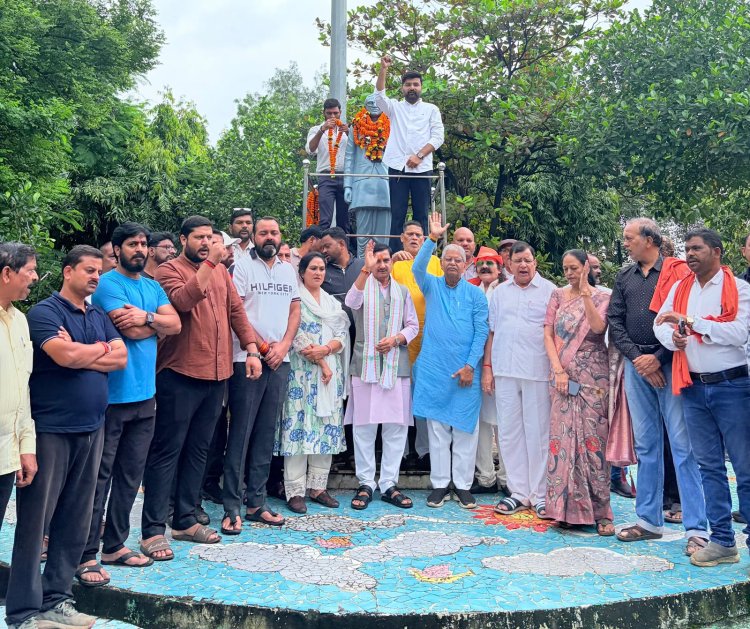 *केंद्रीय राज्य मंत्री तोखन साहू ने पंडित उपाध्याय की जयंती पर किया नमन,भाजपा कार्यकर्ताओं ने उनकी प्रतिमा पर माल्यार्पण कर उन्हें पुष्पांजलि अर्पित कर उनके विचारों और आदर्शों को किया स्मरण*