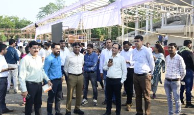 *राज्योत्सव में बिखरेंगे संस्कृति के रंग 40 स्टॉलों में दिखेगी विकास की झलक : उप मुख्यमंत्री के मुख्य आतिथ्य में 2 नवंबर को पुलिस परेड मैदान में होगा जिला स्तरीय समारोह *कलेक्टर ने लिया तैयारियों का जायजा, प्रदर्शनी में योजनाओं की जानकारी के साथ मौके पर लाभ दिलाने के निर्देश*